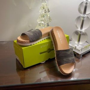 Gianni Bini Camo Slides size 9